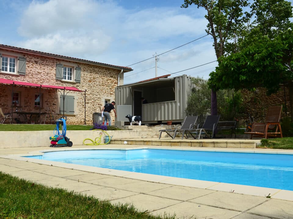Pool house container, containers de chantier, achat de conteneur, saint etienne, lyon, eurobox, transformation de container, aménagement de container sur mesure, vendeur de conteneur, conteneur 20 pieds maritimes gris souris, container d'occasion,