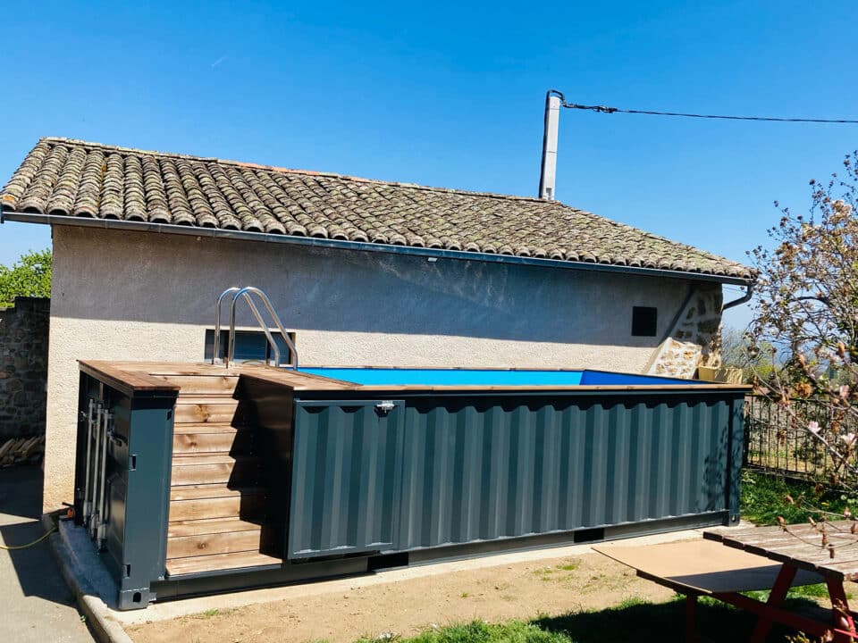 Piscine en container, vente de conteneur, achat piscine , Bordeaux, lyon, eurobox, transformation de container, aménagement de container sur mesure, vendeur de conteneur, piscine sur-mesure moderne,